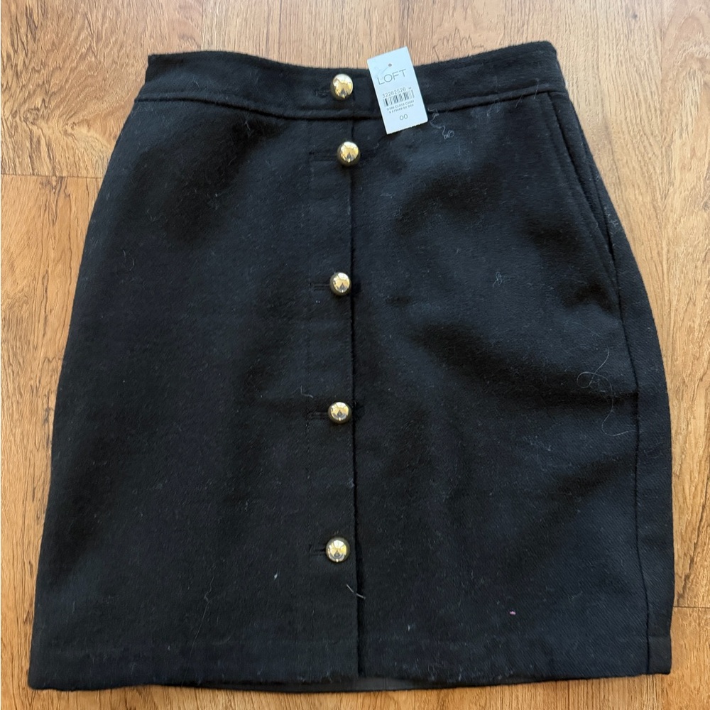 THE LOFT. BRAND NEW WITH TAGS. Wool skirt with satin liner. Size 00. Has pockets